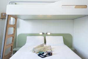 Hotel ibis budget Troyes Centre : Chambre Triple avec Lit Double et Lit Superposé (2 Adultes)