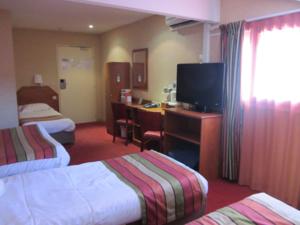 Hotel Kyriad Nimes Ouest : Chambre Familiale