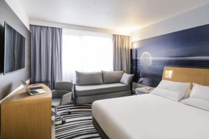 Hotel Novotel Saclay : Chambre Confort avec Lit Double et Lit Simple (3 Adultes)
