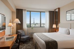 Hotel Crowne Plaza Paris - Neuilly : Chambre Lit King-Size avec Vue sur Tour Eiffel - Non-Fumeurs