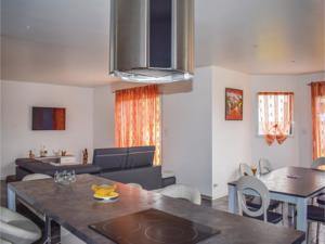 Hebergement Two-Bedroom Holiday Home in Ploumagoar : photos des chambres