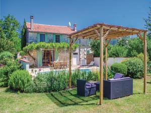 Hebergement Holiday home St.Simon de Pellouaill with Outdoor Swimming Pool 376 : photos des chambres