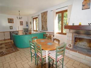 Hebergement Holiday Home Senechas with a Fireplace 05 : photos des chambres
