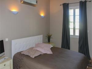 Hebergement Four-Bedroom Holiday Home in Rochefort du Gard : photos des chambres