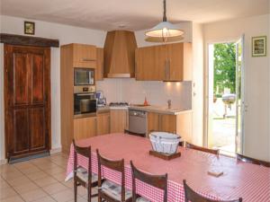 Hebergement Three-Bedroom Holiday Home in Montfaucon : photos des chambres