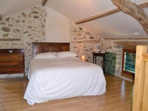 Hebergement Holiday Home Le Riols Bas with a Fireplace 06 : photos des chambres