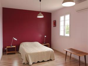 Hebergement Three-Bedroom Holiday Home in Lancon de Provence : photos des chambres