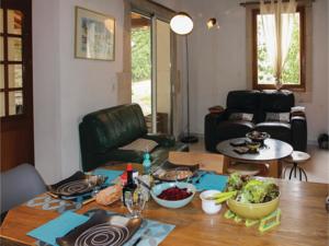 Hebergement Three-Bedroom Holiday Home in La Roche St Secret : photos des chambres
