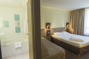 Hotel Kyriad Montchanin le Creusot : Chambre Triple Supérieure avec 1 Lit Double et 1 Lit Simple
