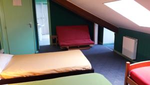 Hotel Gite de Confolent : Chambre Triple avec Salle de Bains Privative