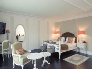 Hotel Mercure Villeneuve sur Lot Moulin de Madame : Chambre Double Supérieure avec Terrasse et Vue sur le Fleuve