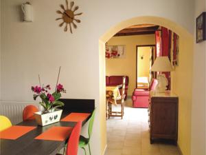 Hebergement Three-Bedroom Holiday Home in St. Michel en l'Herm : Maison de Vacances de 3 Chambres 
