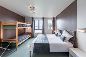 Hotel Les Terrasses Du Lac : Chambre Quadruple avec Salle de Bains Privative