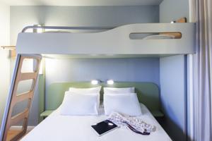 Hotel ibis budget Cabourg Dives sur Mer : Chambre Triple avec Grand Lit et Lit Superposé (2 Adultes)