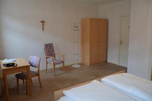 Hebergement Maison d'accueil des Soeurs du Tres Saint Sauveur : photos des chambres
