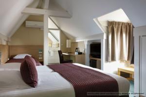 Hotel Aux Deux Clefs Hostellerie Groff : Chambre Triple