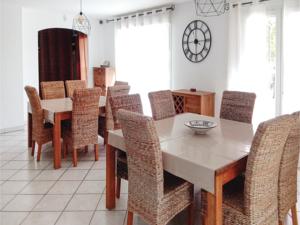 Hebergement Five-Bedroom Holiday Home in Grignan : photos des chambres