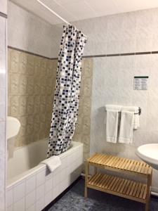 Logis Hotel du Midi : Chambre Double Confort avec Baignoire - Vue sur Rue