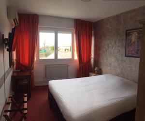 Logis Hotel du Midi : Chambre Double Confort avec Baignoire - Vue sur Cour