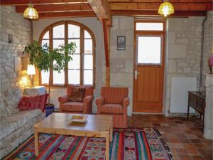 Hebergement Three-Bedroom Holiday Home in Civray s/Esves : photos des chambres