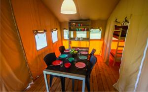 Hebergement Safari tent at Minicamping Chateau de Satenot : photos des chambres