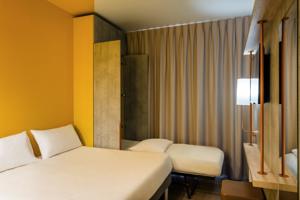 Hotel ibis budget Senlis : Chambre Triple avec Grand Lit Double et Lit Pliant (3 Adultes)