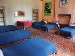 Hebergement Gite Chateau Sainte Colombe : Chambre Familiale avec Salle de Bains Privative