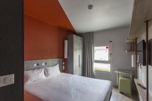 Hotel ibis budget Senlis : Chambre Triple avec Grand Lit Double et Lit Pliant