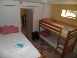 Auberge de jeunesse Domaine du Bourg gite etape : Lit dans un dortoir de 4 lits