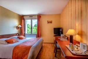 Hotel Logis le Relais de Vacherauville : Chambre Double - Vue sur Jardin