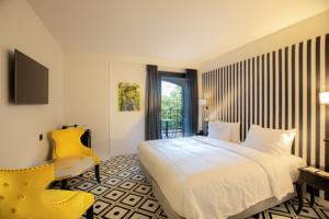 Hotel DoubleTree by Hilton Carcassonne : Chambre Lit King-Size Supérieure avec Balcon