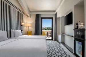 Hotel DoubleTree by Hilton Carcassonne : Chambre Lit Queen-Size Supérieure avec Balcon