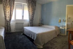 Logis Hotel du Midi : Chambre Triple Confort avec Baignoire - Vue sur Cour