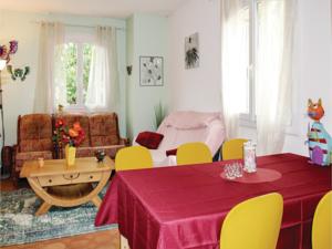 Appartement Two-Bedroom Apartment in La Begude de Mazenc : photos des chambres