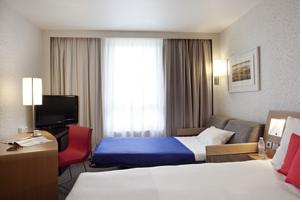 Hotel Novotel Geneve Aeroport France : Chambre Supérieure - 1 lit Queen-Size et 1 Canapé (2 Adultes + 2 Enfants)