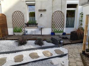 Appartement Au coeur du Bourget, A quelques minutes de Paris : studio en rez de jardin, semi privatif. : photos des chambres