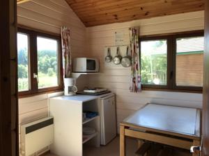 Hebergement Camping de Saint-Urcize : Bungalow avec Salle de Bains et Toilettes Communes