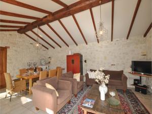Hebergement Four-Bedroom Holiday Home in Malegoude : photos des chambres