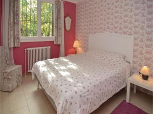 Hebergement Six-Bedroom Holiday Home in Bagnols-sur-Ceze : photos des chambres