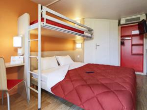 Hotel Premiere Classe St Quentin en Yvelines Elancourt : Chambre Triple (1 Lit Double et 1 Lit Simple)