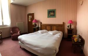 Hotel des Cymaises : Chambre Triple avec Salle de Bains Privative