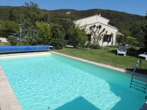Hebergement Spacieuse maison avec piscine et grand jardin : photos des chambres