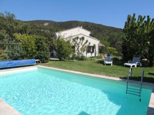 Hebergement Spacieuse maison avec piscine et grand jardin : photos des chambres