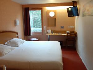 Hotel Kyriad Besancon - Palente : Chambre Familiale avec Salle de Bains