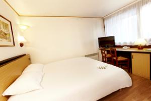 Hotel The Originals Foix : Chambre Triple (1 Lit Double et 1 Lit Simple)