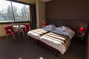 Quality Hotel Le Cervolan Chambery - Voglans : Chambre Triple Supérieure avec Vue sur le Parc