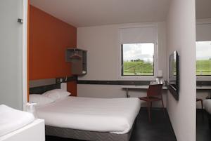 Hotel Ibis Budget Archamps Porte de Geneve : Chambre Triple (2 Adultes)