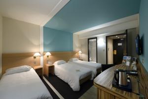 Hotel Kyriad Montbeliard Sochaux : Chambre Triple (1 Lit Double et 1 Lit Simple)