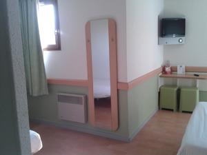Hotel ibis budget Grenoble Voreppe : Chambre Familiale avec 1 Lit Double et 2 Lits Simples (3 Adultes)
