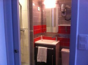 Hotel Le Splendid : Chambre Double Confort avec Articles de Toilette Skinjay
